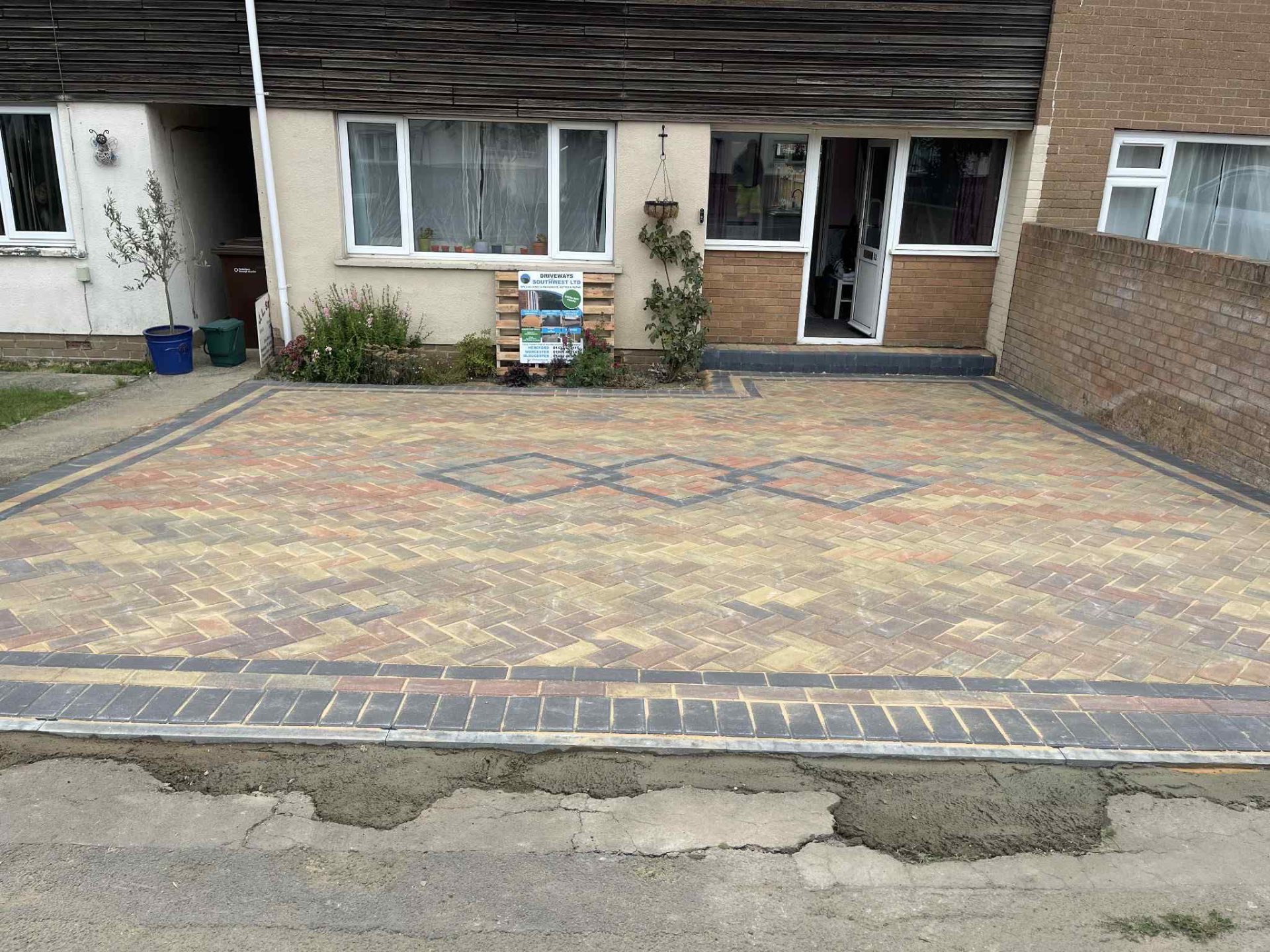 Autumn blend block paved driveway with charcoal border and twin diamond feature in Gloucester